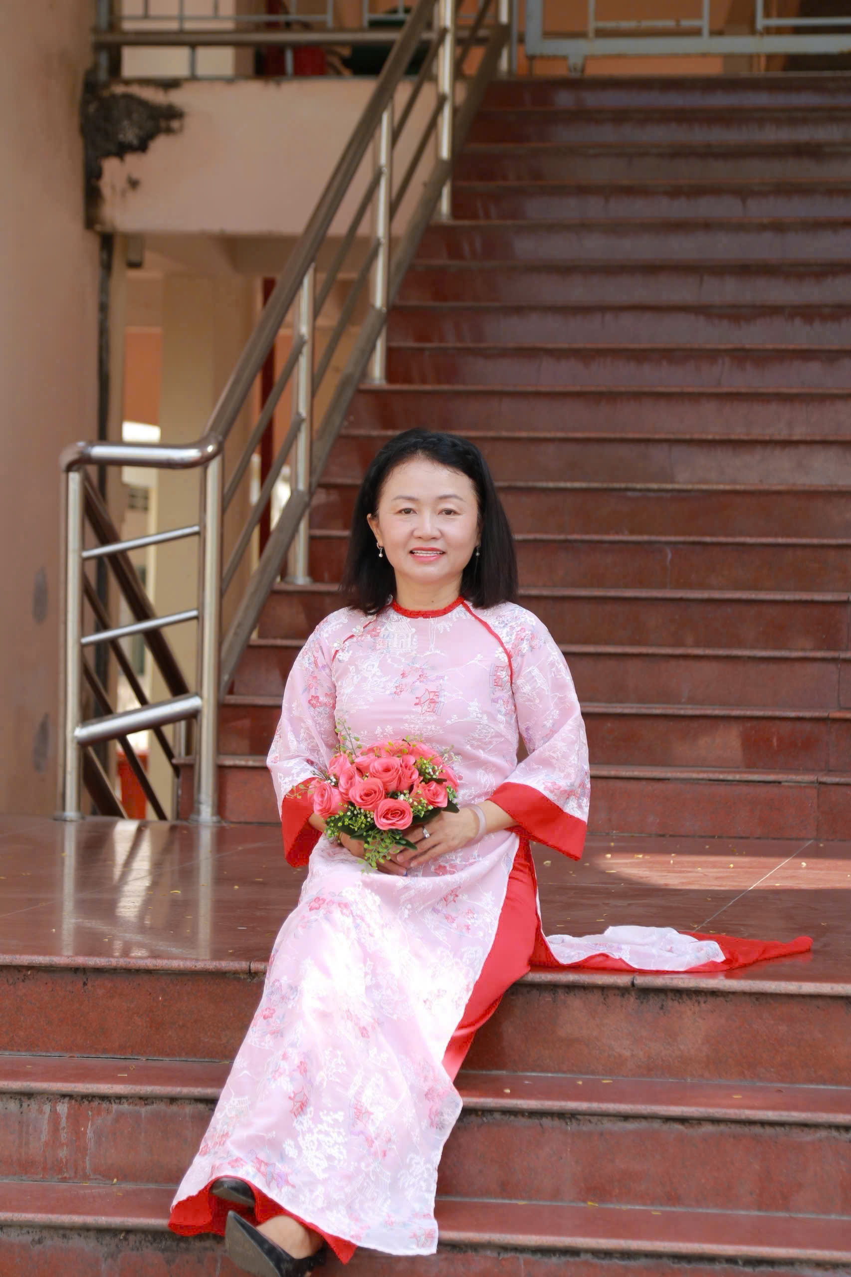 Văn Bảo Trân trong tà áo dài tại trường