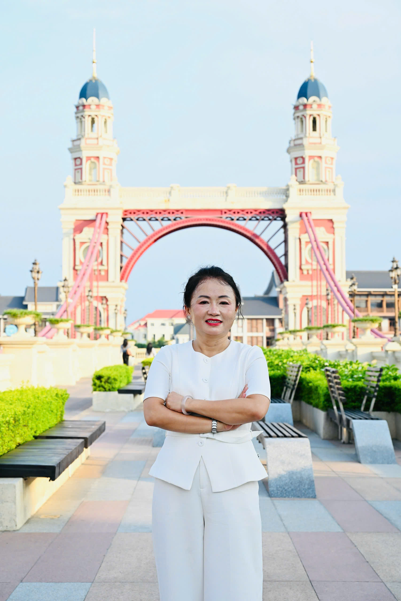 Chân dung Văn Bảo Trân trong trang phục trắng